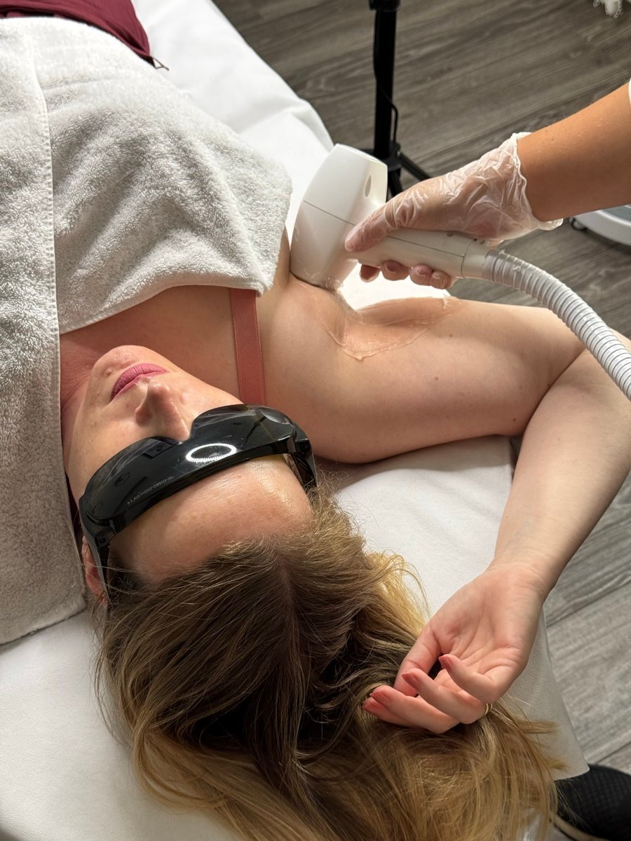 Laserbehandlung an der Achsel im Studio von Body Couture, beide mit Schutzbrille