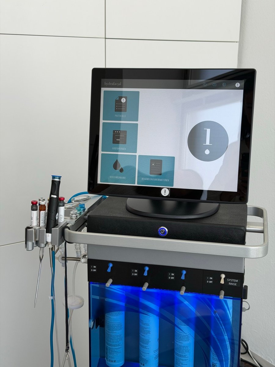 Das Hydrafacial-Gerät mit den Behältern für Reinigungslösung und Seren