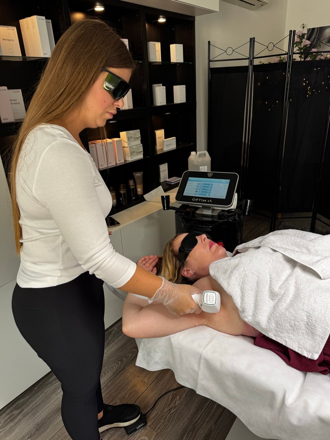 Laserbehandlung an der Achsel neben dem Lasergerät im Studio von Body Couture